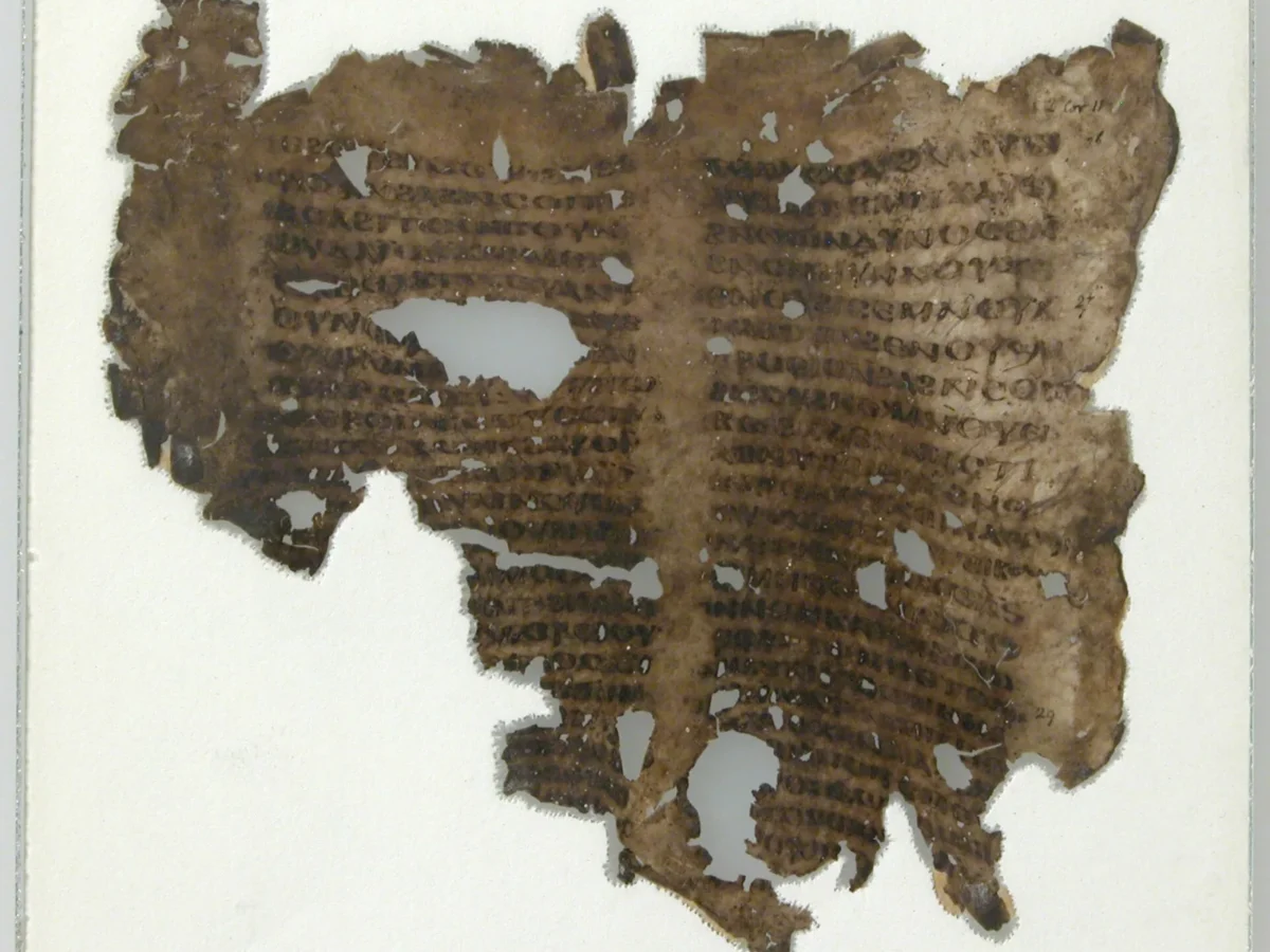 Guernsey desentierra 17 fragmentos medievales que reescriben su historia lectora oculta