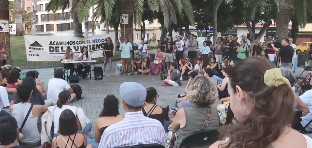 Un centenar de personas acampa frente a la Delegación del Gobierno en Gran Canaria por la vivienda