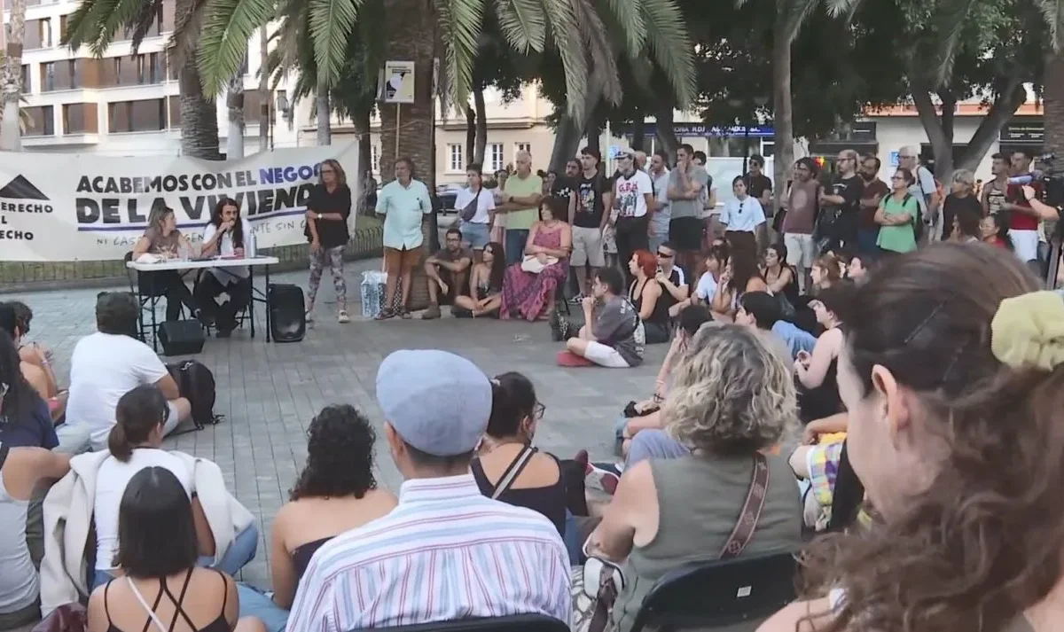 Un centenar de personas acampa frente a la Delegación del Gobierno en Gran Canaria por la vivienda