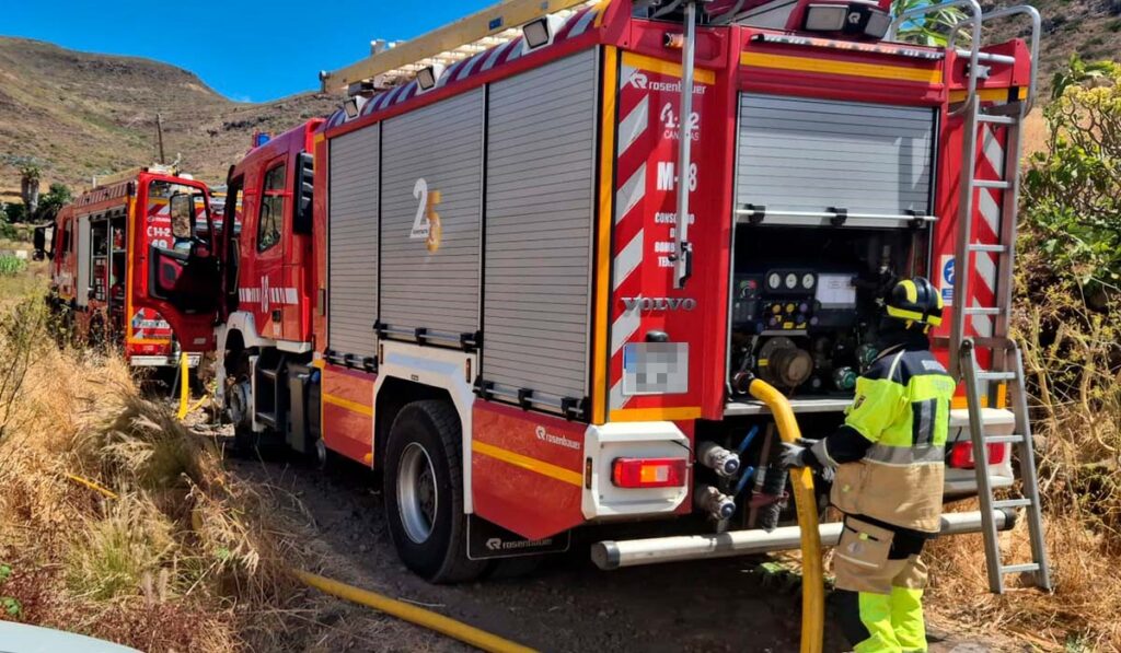 Incendio en un garaje de La Laguna: bomberos actúan de madrugada y evitan daños personales