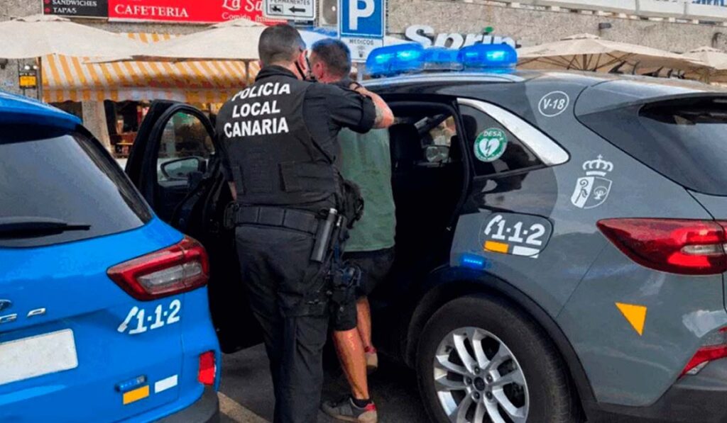 Vecinos persiguen a dos ladrones en Las Galletas: recuperan 1.450 euros de un bolso robado en una terraza
