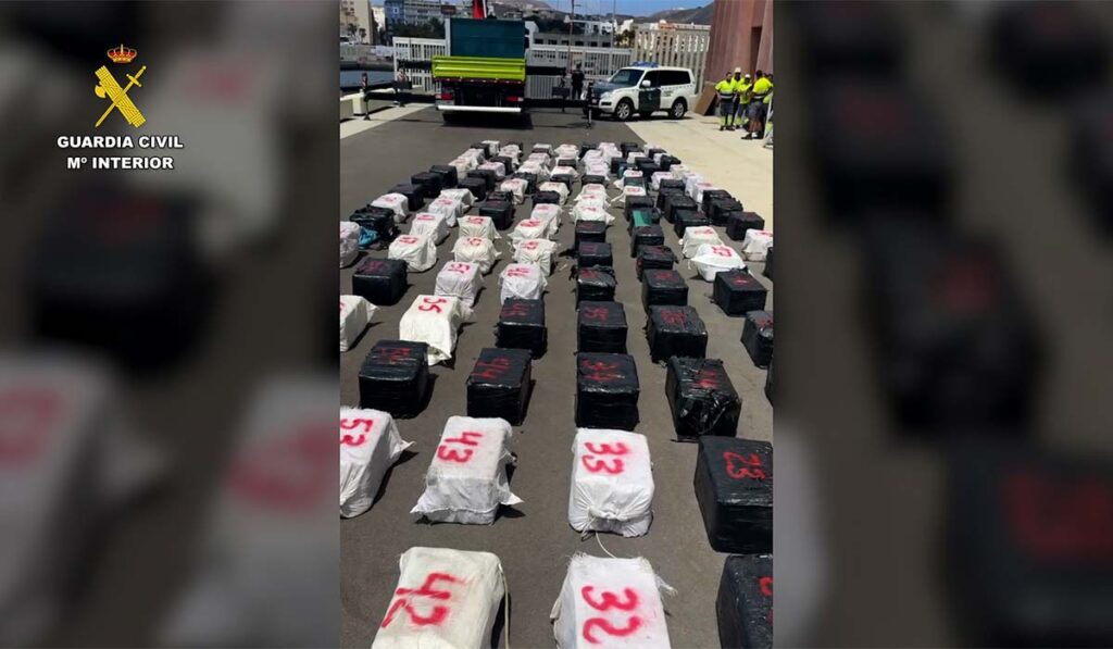 Tres toneladas de cocaína y dos armas de guerra: la narcolancha que la Guardia Civil cazó a 70 millas de Gran Canaria