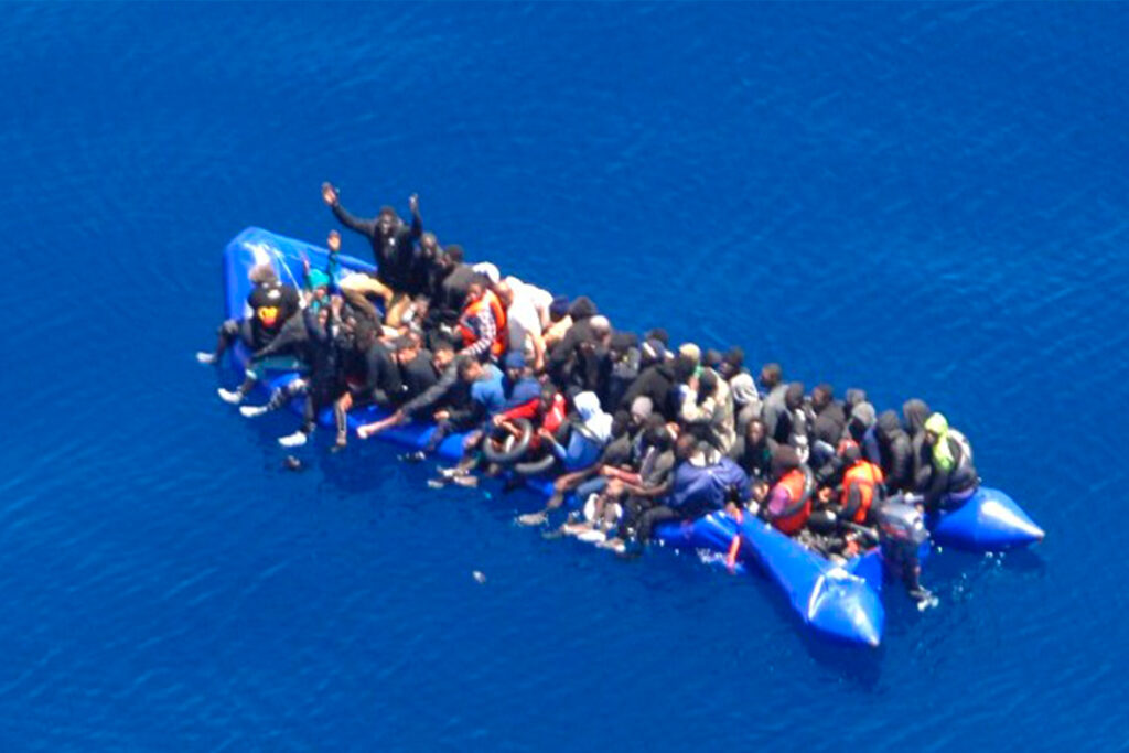 82 migrantes rescatados a 131 km de Lanzarote: tres muertos y un herido crítico en alta mar
