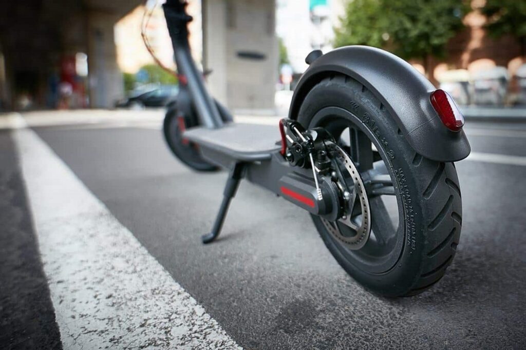 Adeje obliga a los patinetes: seguro, 25 km/h y multas por aceras ¿Estás al día?