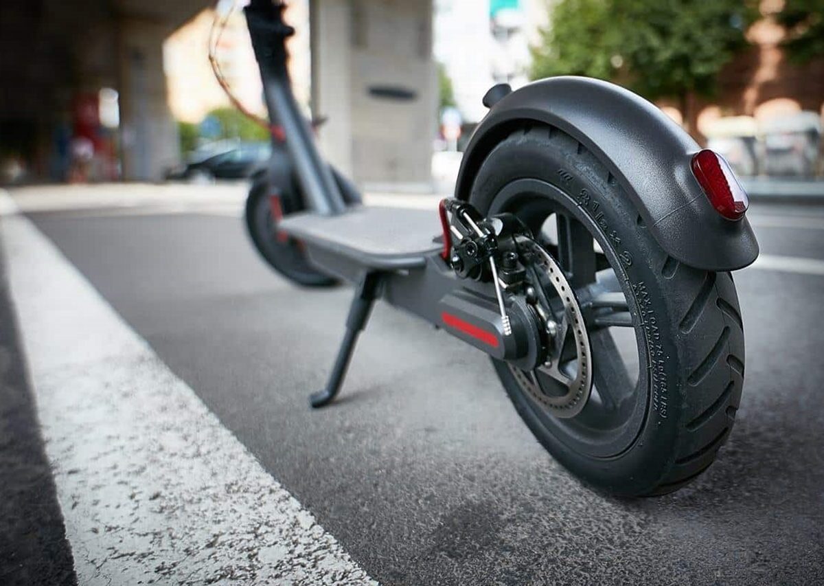 Adeje obliga a los patinetes: seguro, 25 km/h y multas por aceras ¿Estás al día?