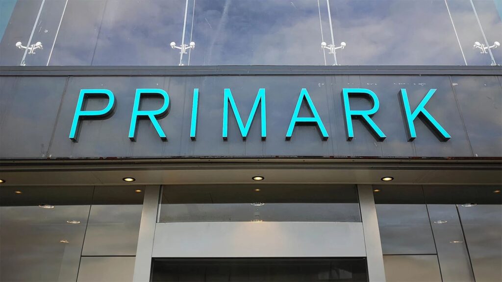 Primark lanza su vajilla navideña desde solo 2 euros: cómo dar un toque festivo a la mesa sin gastar