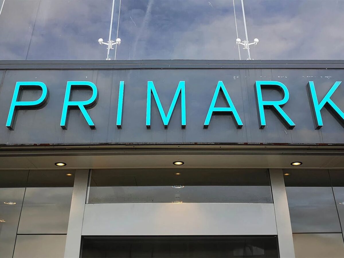Primark lanza su vajilla navideña desde solo 2 euros: cómo dar un toque festivo a la mesa sin gastar