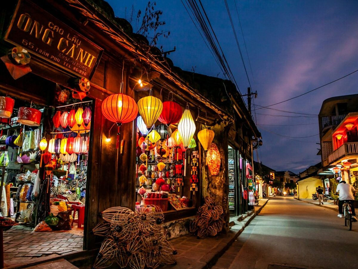 Hoi An: el secreto vietnamita donde tejen trajes a medida bajo un millón de farolillos