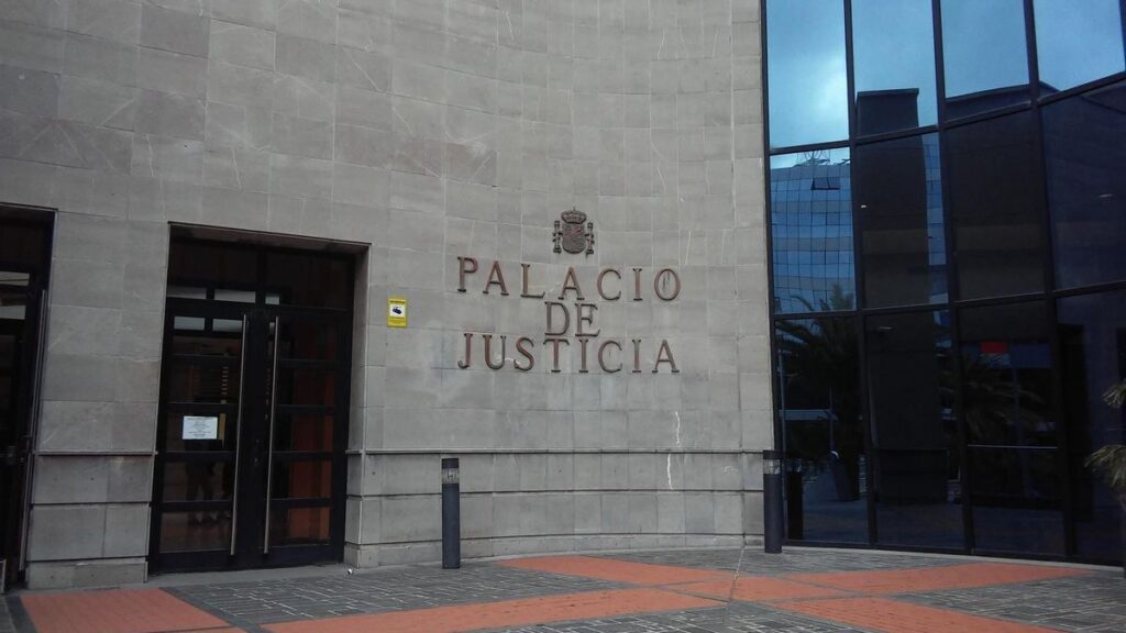 Condenado a dos años de cárcel un repartidor de Correos por robar 15 móviles valorados en 9.500 euros