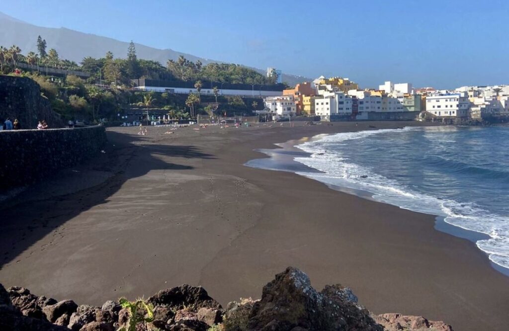 Playa Jardín cierra otra vez: ¿por qué el agua de Puerto de la Cruz sigue contaminada?