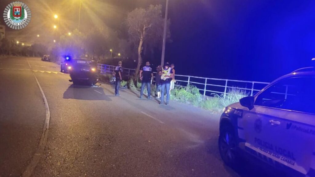 Un conductor ebrio vuelca su coche en Las Palmas y huye: así fue la detención con alcoholemia