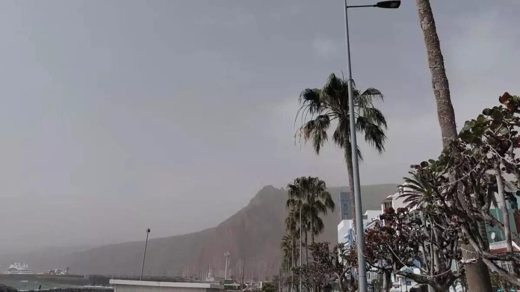 ¿Por qué la calima vuelve a teñir de amarillo las cumbres de Canarias este jueves?