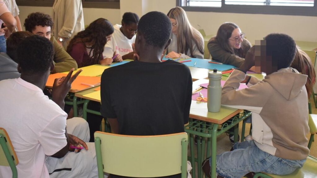 Firgas, el pueblo de Gran Canaria que convierte las aulas en un hogar para menores migrantes