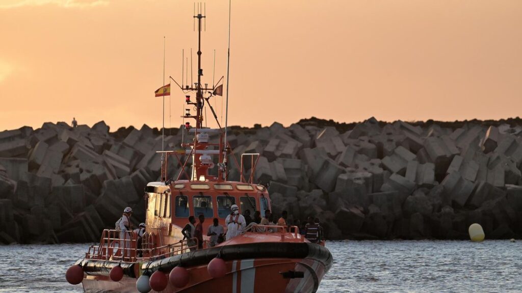 El cayuco con 79 migrantes que llegó a El Hierro: así fue el rescate en alta mar