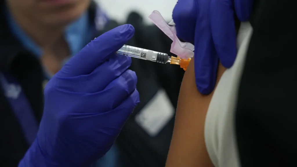 ¿Juntas o separadas? El dilema de las vacunas de gripe y covid que divide a los expertos