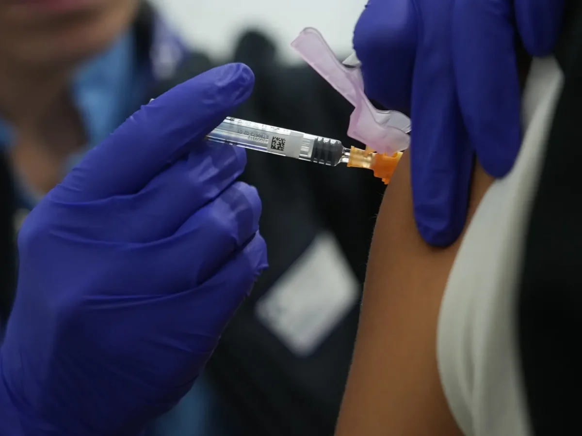 ¿Juntas o separadas? El dilema de las vacunas de gripe y covid que divide a los expertos