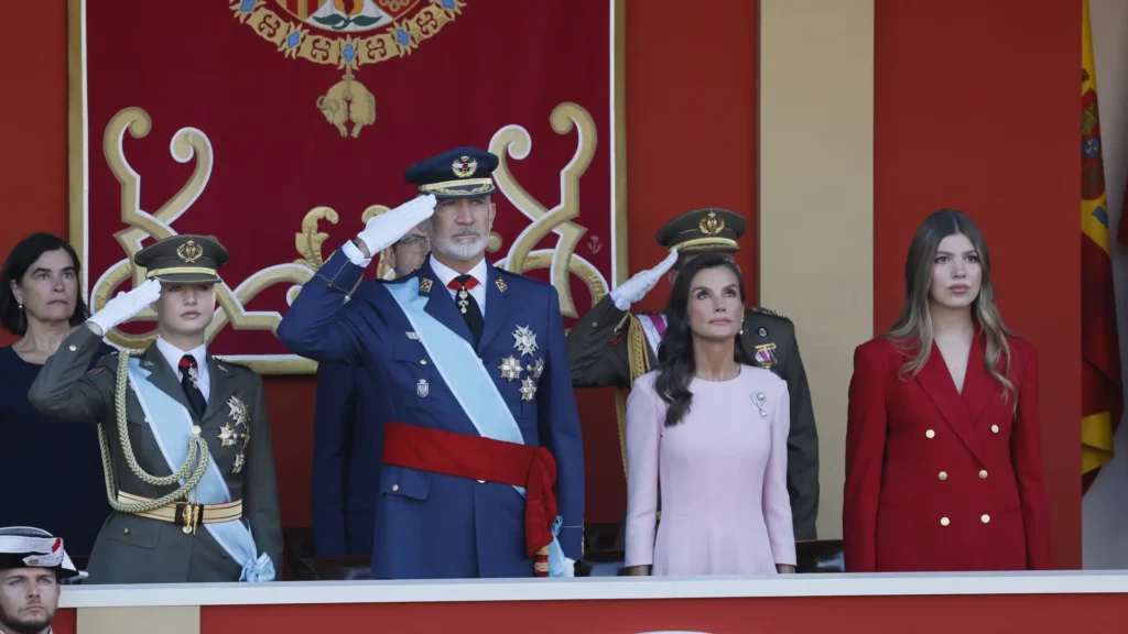 Letizia sorprende con un vestido rosa y burdeos: el look que ha conquistado el 12 de octubre
