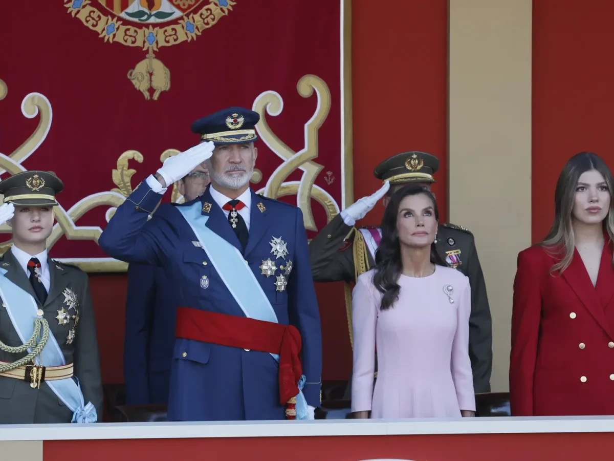 Letizia sorprende con un vestido rosa y burdeos: el look que ha conquistado el 12 de octubre