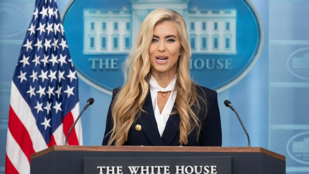 Trump despide a su portavoz tras cinco días: «No necesitas esto, Katie»