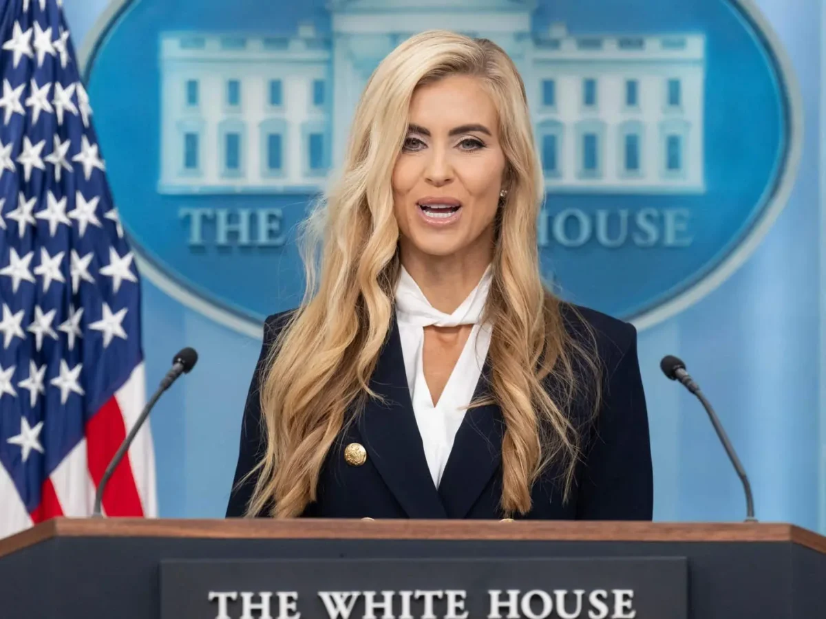 Trump despide a su portavoz tras cinco días: «No necesitas esto, Katie»