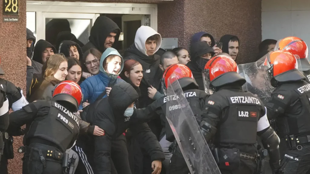 Vitoria estalla: 19 policías heridos en el desahucio de una familia con seis niños