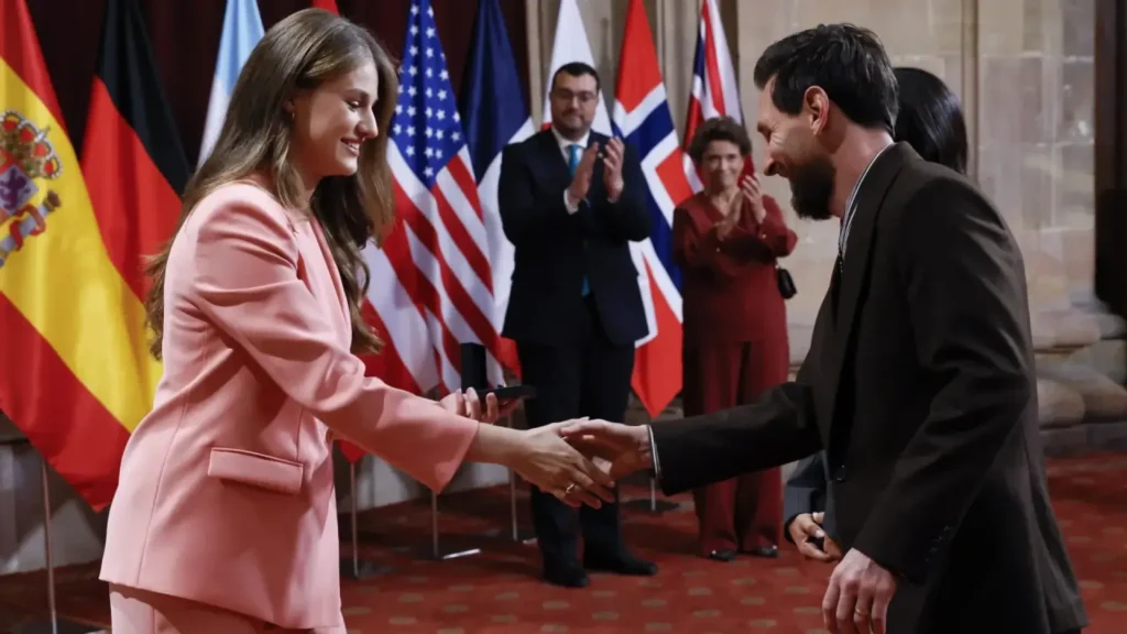Leonor, 18 años y sola: así lideró la foto histórica con Messi y Patti Smith