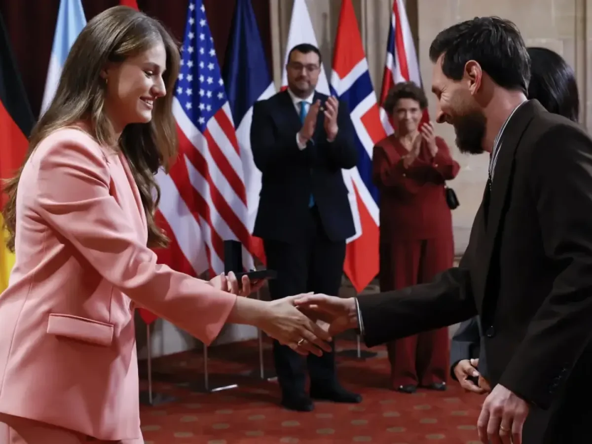 Leonor, 18 años y sola: así lideró la foto histórica con Messi y Patti Smith