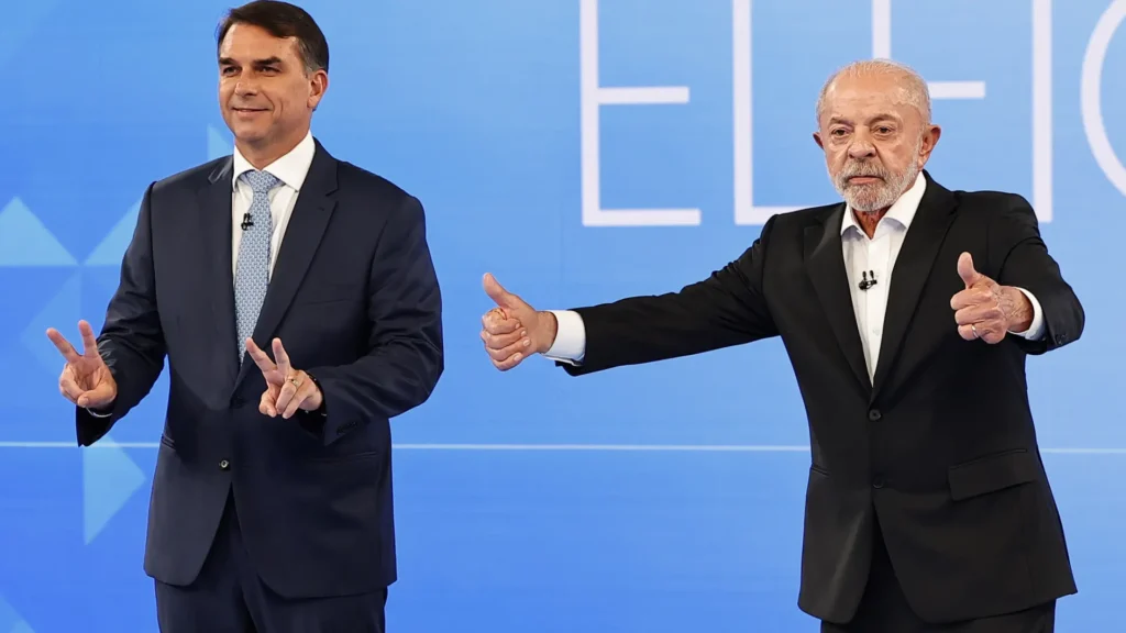 Lula y Bolsonaro chocan en el último debate: del papel higiénico a los nueve dedos en 10 momentos clave