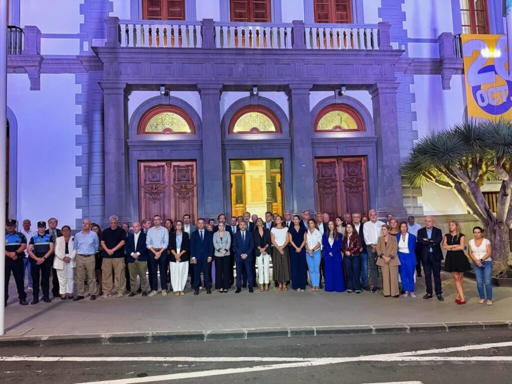 Minuto de silencio frente al Ayuntamiento de Santa Cruz de Tenerife por el accidente de tren en Toledo. Ayuntamiento de Santa Cruz de Tenerife