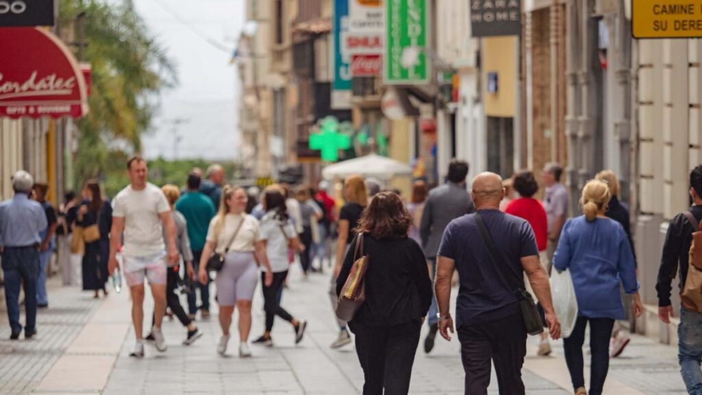 El 36% de los canarios vive con menos de 13.407 euros al año: ¿por qué el Archipiélago sigue en el sur pobre?