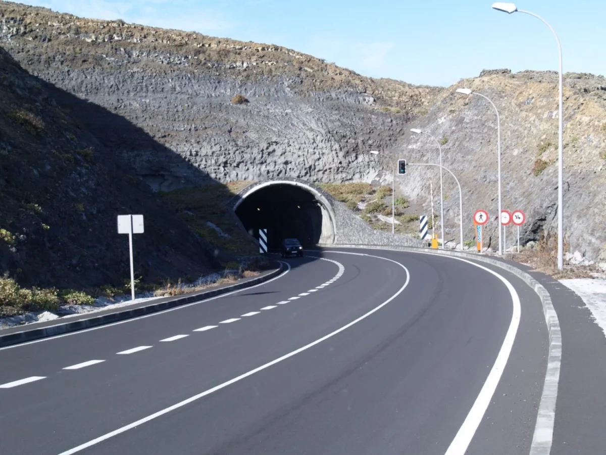 El Hierro reabre un carril del túnel de Los Roquillos tras desprendimientos por lluvias torrenciales