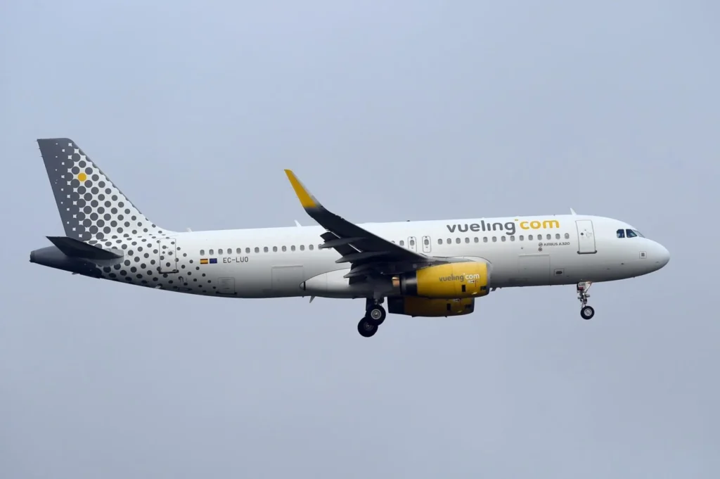 Vueling aterriza en Tenerife Norte sin tren de aterrizaje y activa el plan de emergencia