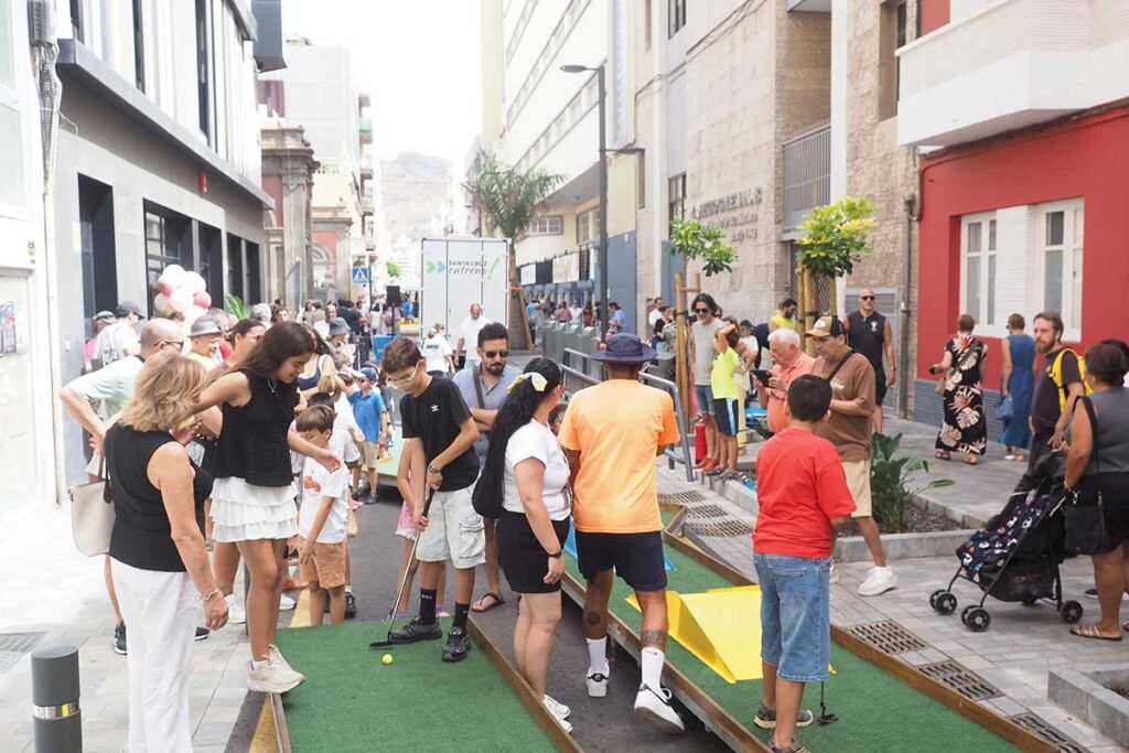 Cafés gratis y rosas por comprar: así se anima este sábado la calle La Rosa de Santa Cruz