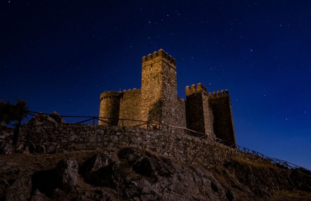 Otra perspectiva de la fortaleza medieval de Cortegana.