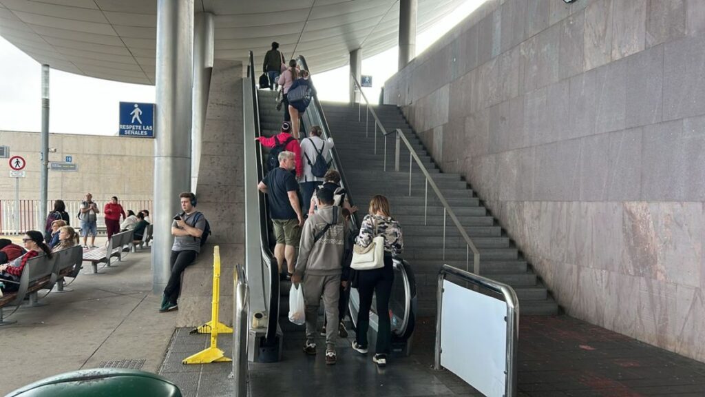 Santa Cruz estrena 8 escaleras mecánicas en su intercambiador