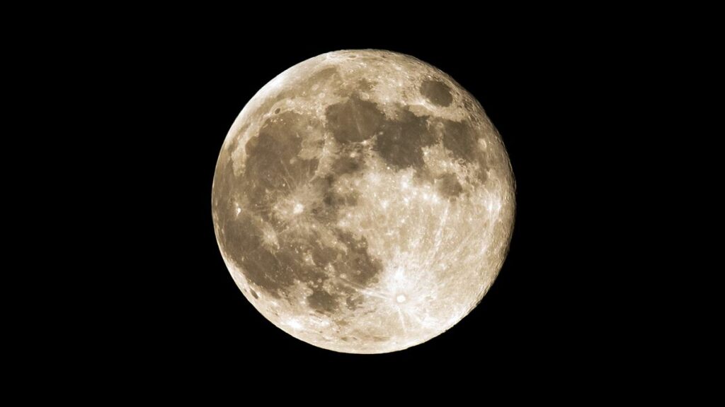 Canarias verá hoy la Luna del Cazador con calima