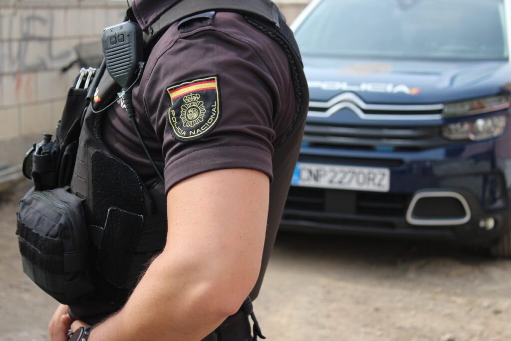 Dos detenidos en Santa Cruz por secuestrar a un joven y obligarlo a sacar dinero en un cajero
