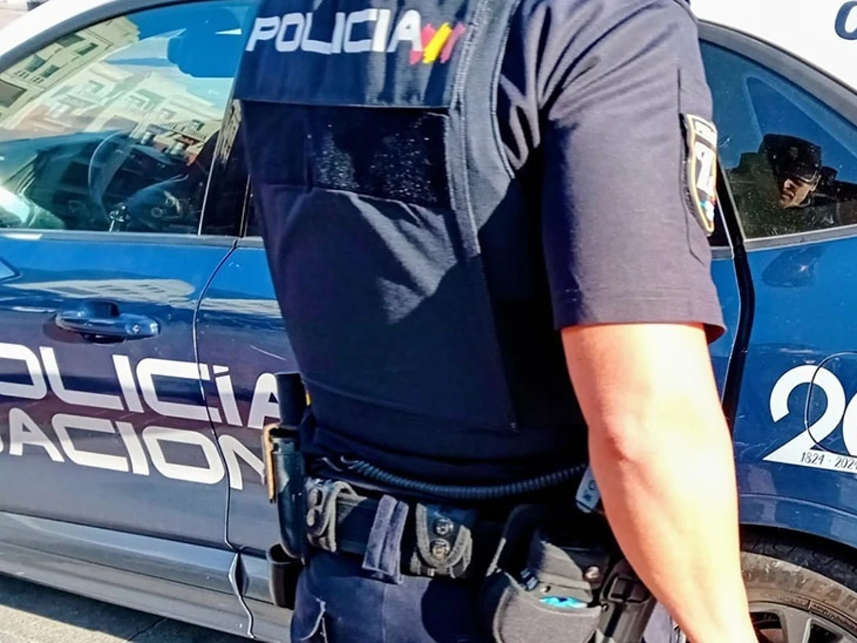 «Un segundo más y se caía»: así salvó la Policía Nacional a un hombre colgado de un noveno piso en Las Palmas