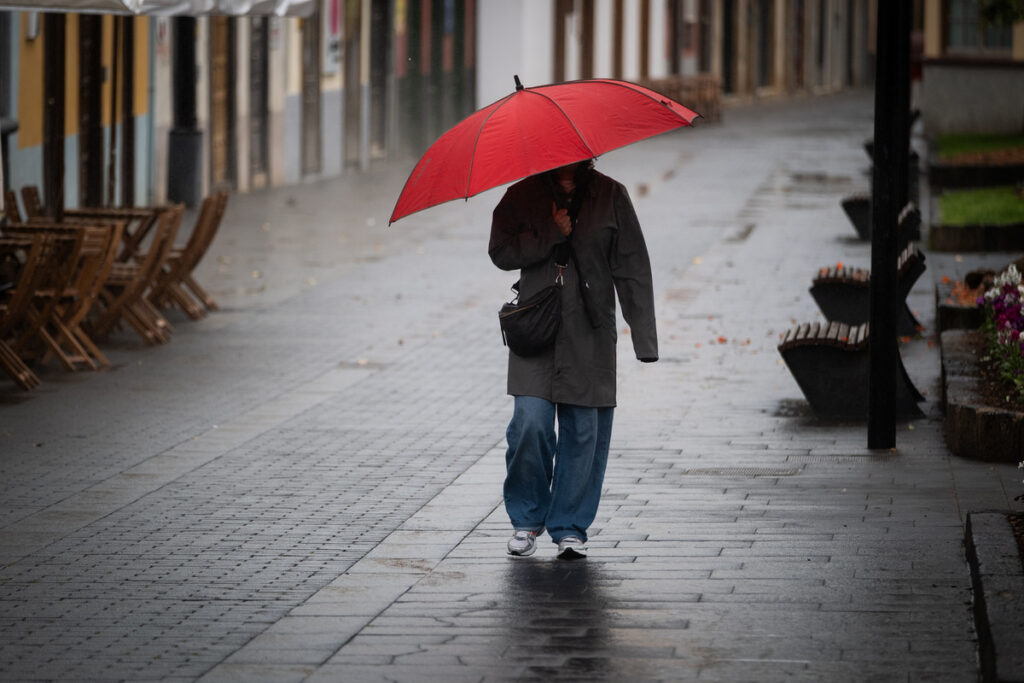 ¿Cuánta lluvia caerá en Canarias este miércoles? La Aemet activa alertas por chubascos fuertes