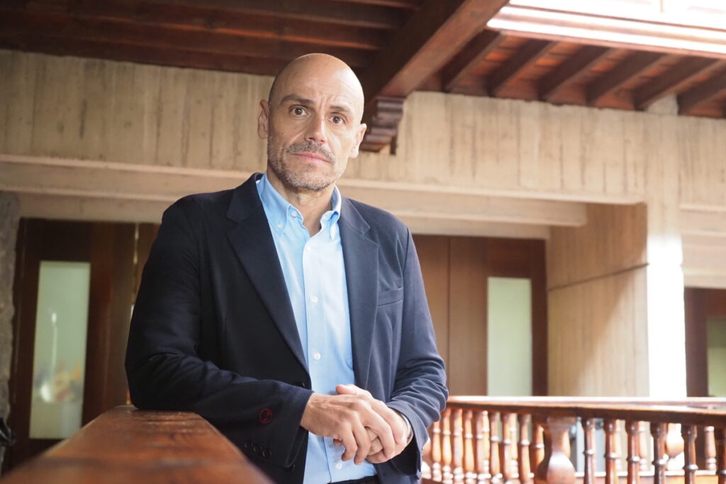 Cabello tacha de «godo» el acuerdo PP-Vox y denuncia al candidato de León para el Senado por Tenerife