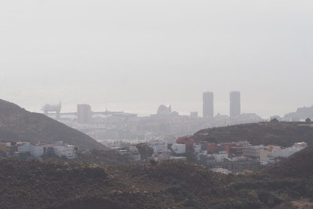 Calima y viento fuerte: así será el tiempo en Canarias este fin de semana según la Aemet