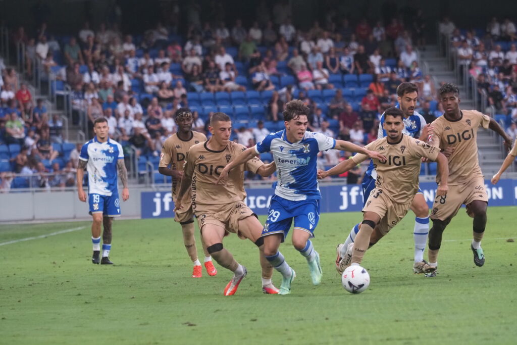 El CD Tenerife busca frenar su crisis ante un Girona en racha: tres derrotas y ocho goles en contra