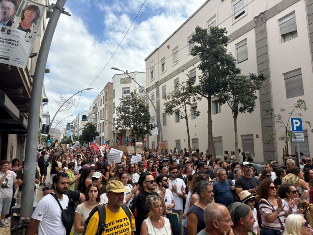 Canarias paraliza calles en huelga por la vivienda: «Ni casas sin gente ni gente sin casas»