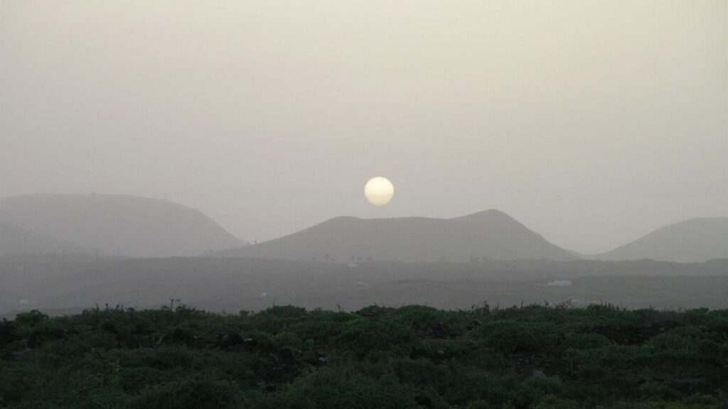 Calima y cielos nublados: cómo afectará el tiempo a cada isla de Canarias este lunes