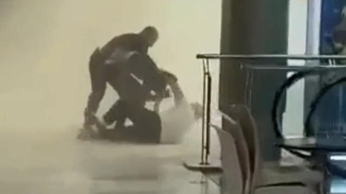 Así redujeron los vigilantes a un ladrón en pleno atraco a una joyería de Las Arenas