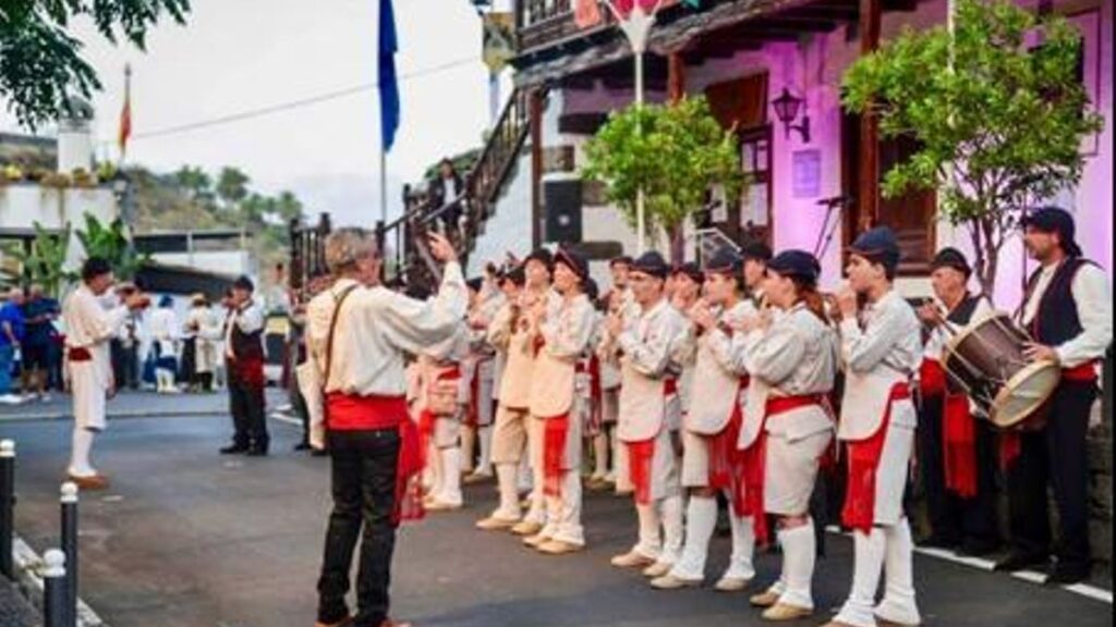 Más de 250 escolares de La Palma reviven la flauta de pastor en un pasacalles histórico