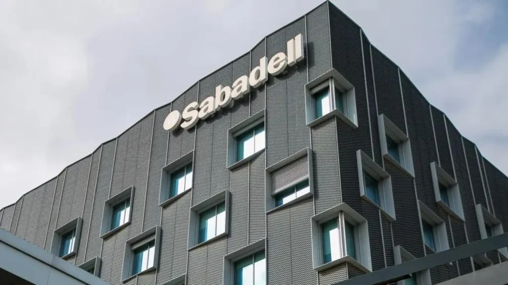 El gigante francés BPCE irrumpe en el Sabadell con un 7%: ¿qué cambia para los clientes y el sector?