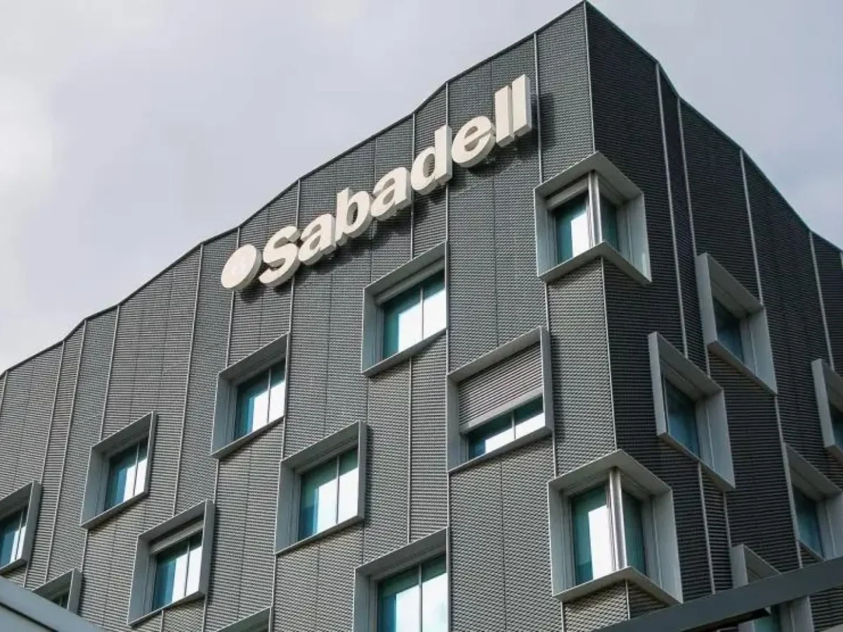 El gigante francés BPCE irrumpe en el Sabadell con un 7%: ¿qué cambia para los clientes y el sector?