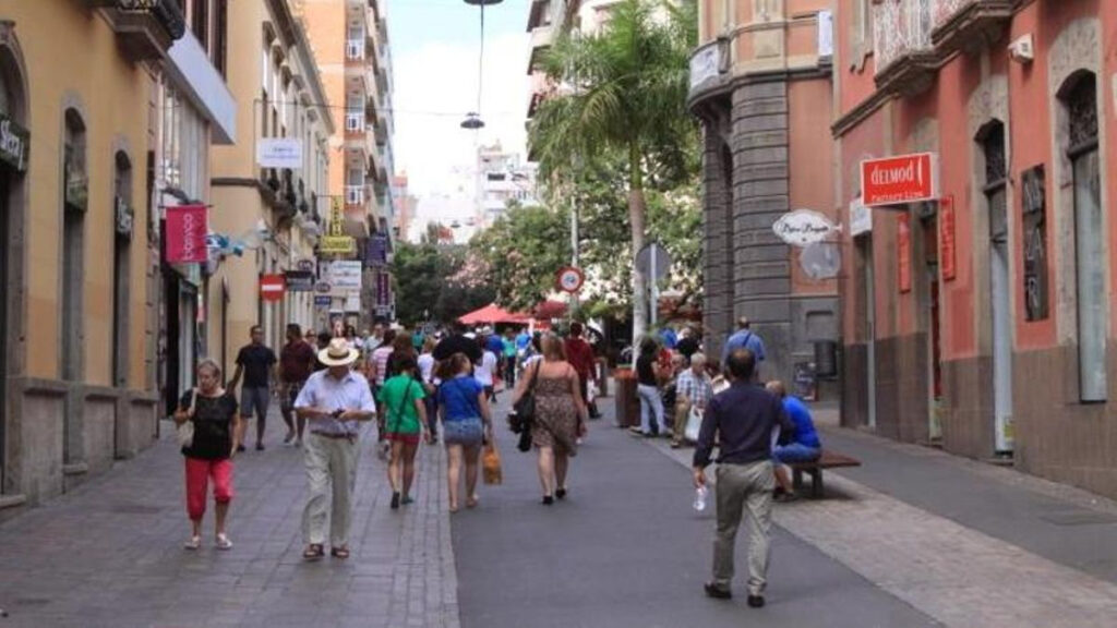 Santa Cruz instala sombra desmontable en la calle Castillo: ¿cuándo llegará el alivio del calor?