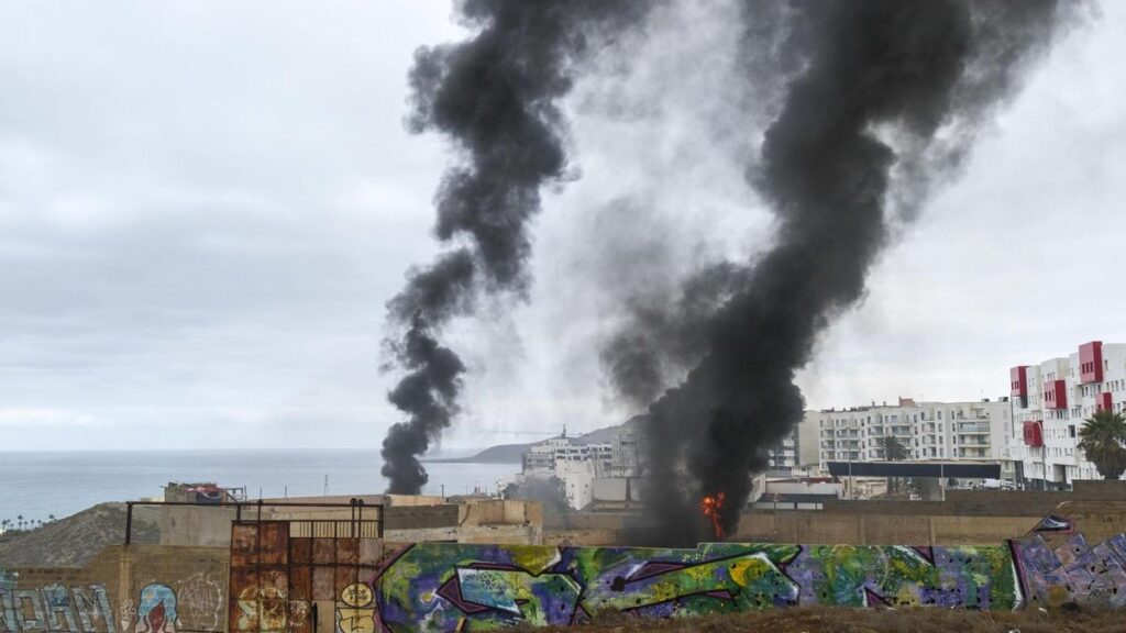 Humo negro sobre Las Palmas: el incendio de una casa abandonada llena la ciudad de humo tóxico